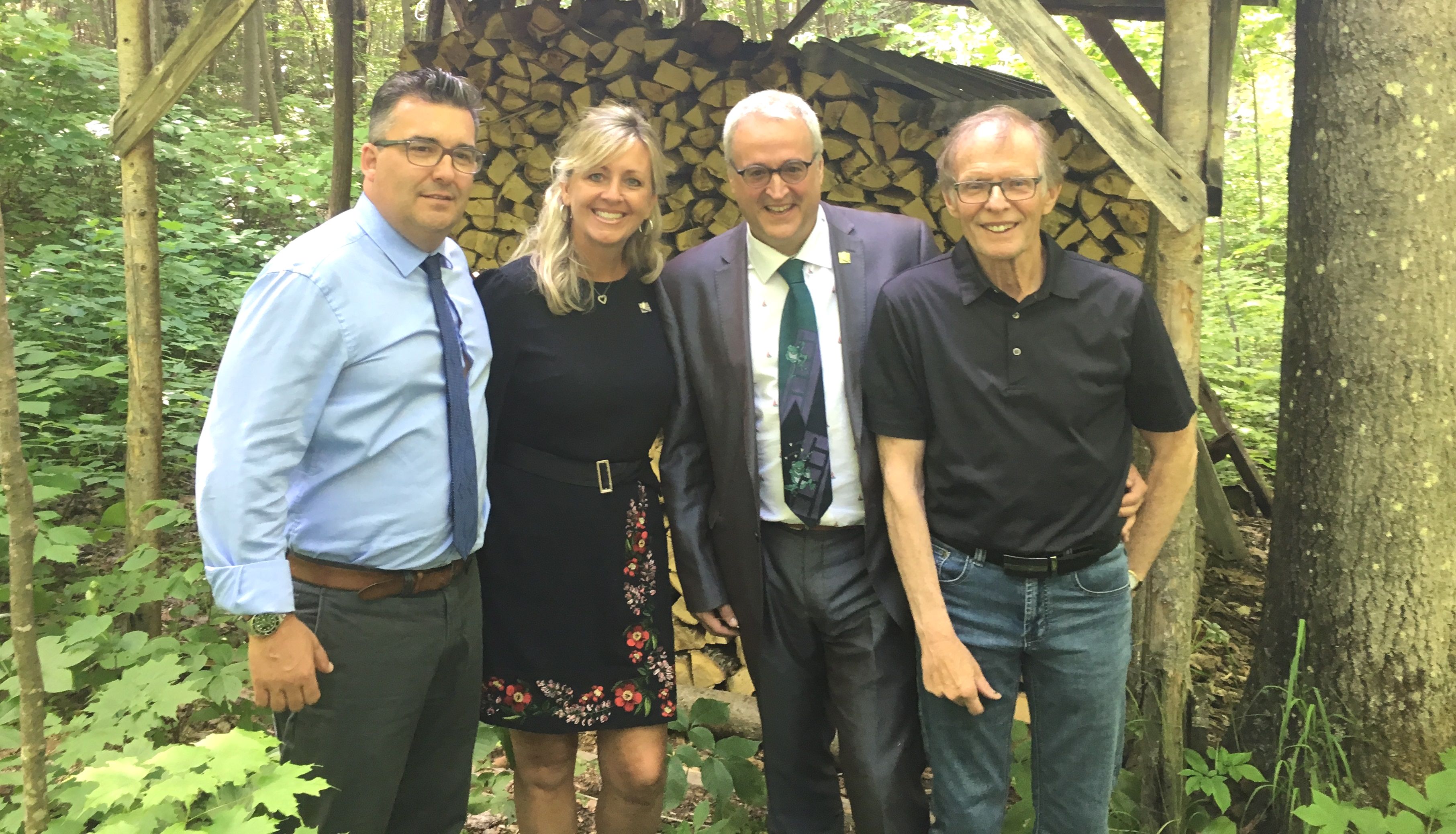 François Tremblay, député de Dubuc, Andrée Laforest, ministre des Affaires municipales et de l’Habitation et ministre responsable de la région du Saguenay–Lac-Saint-Jean, Pierre Dufour, ministre des Forêts, de la Faune et des Parcs et ministre responsable de la région de l’Abitibi-Témiscamingue et de la région du Nord-du-Québec, et Pierre-Maurice Gagnon, président de la Fédération des producteurs forestiers du Québec étaient réunis pour l’annonce de la reconduction du Programme d’aide à la mise en valeur des forêts privées.